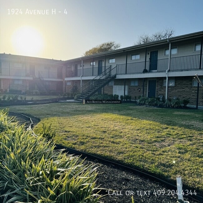 Building Photo - 1924 Avenue H Unit 4