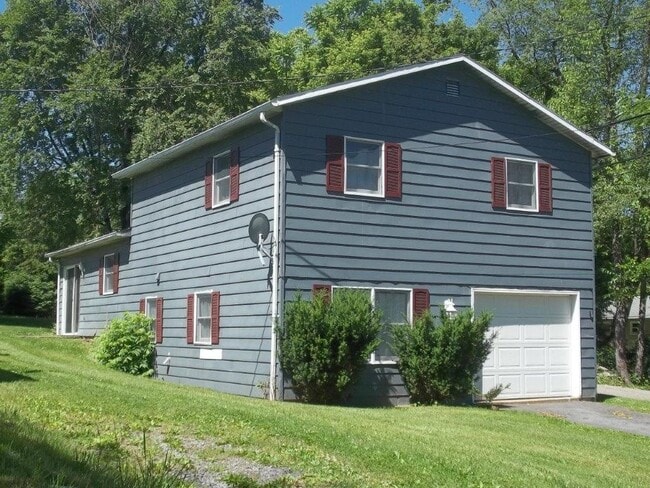 Building Photo - 4 Bedroom, 1.5 Bathroom House -- Available...