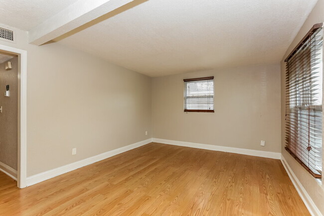 Photo - 1458 W 19th St