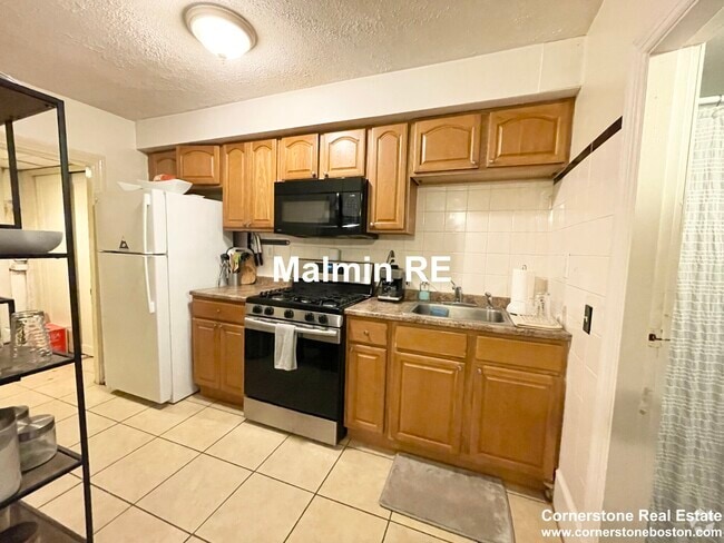 Building Photo - 748 E 4th St Rental