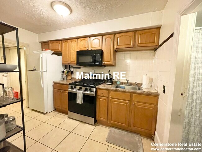 Photo - 748 E 4th St Apartments