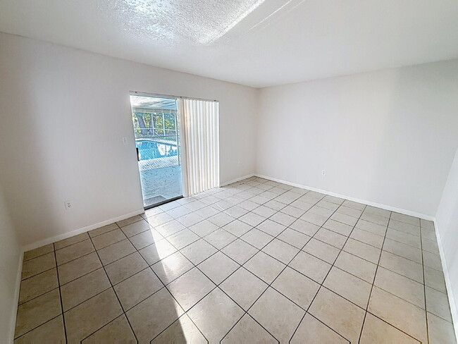 Lovely 2 bedroom 1 bath with pool!