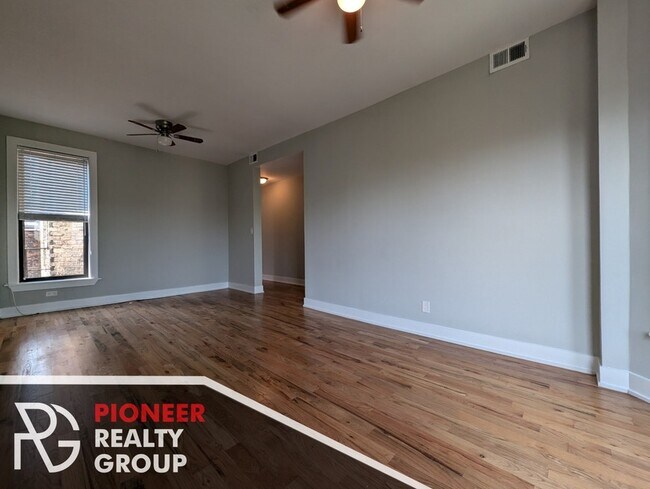 Photo - 635 W Oakdale Ave Unit 3