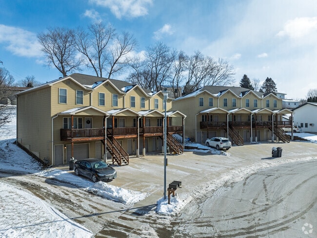 Building Photo - Hawkeye Townhomes