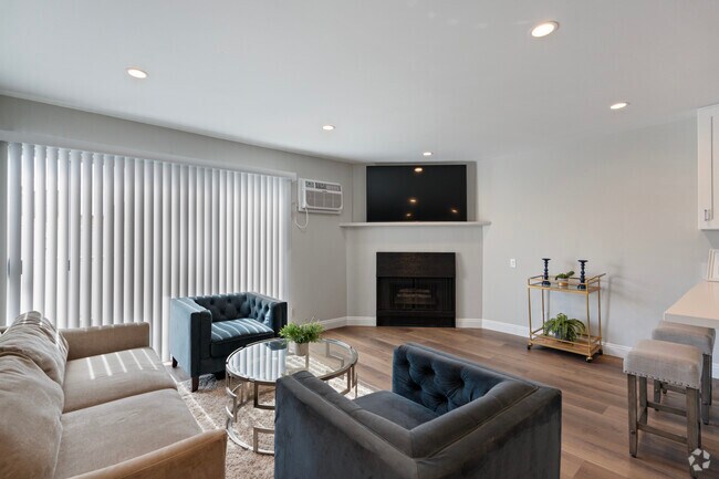 1 habitación, 1 baño, 800 pies cuadrados, sala de estar - 257 S Manhattan Pl