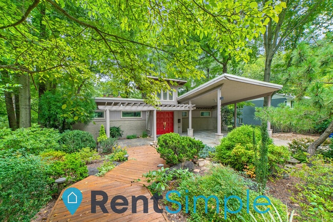 Building Photo - 6502 Lakeview Dr Rental