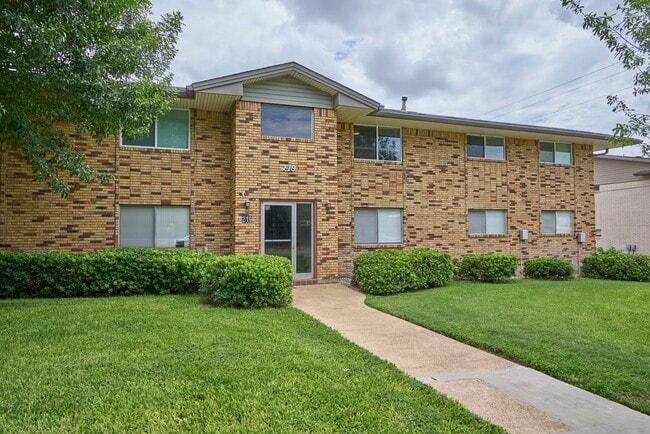 Building Photo - Excellent location! First Floor Condo in NEISD ready for move in Now
