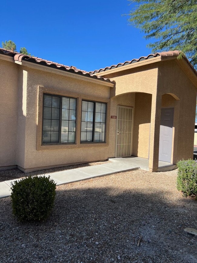 Building Photo - 2 Bedroom condo - Great Location