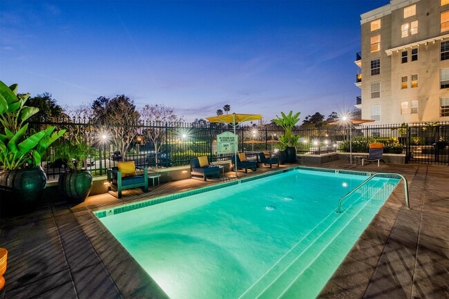 Relax by the pool day or night - Windsor Hancock Park