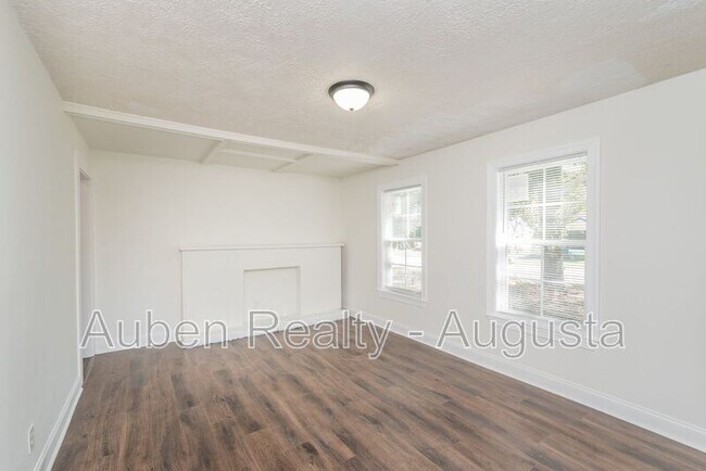 Photo - 2524 Rhodes Dr