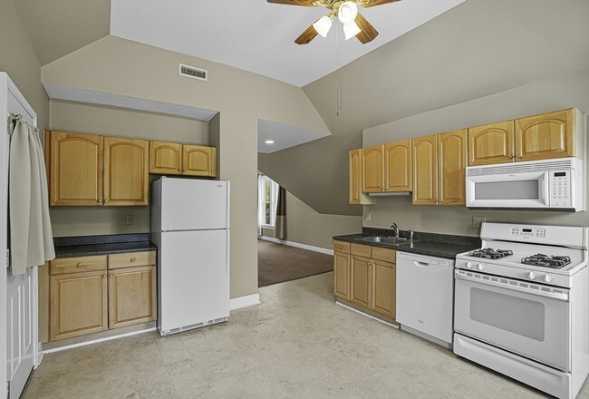 Building Photo - 64 South St Unit 3 Rental