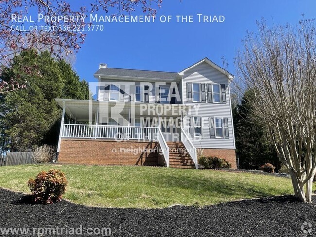 Building Photo - Beautiful 3BR/2.5BA Home off Ebert Rd!