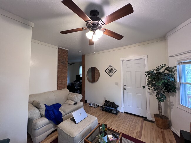 Photo - 1832 W 47th St Apartamentos Unidad Down