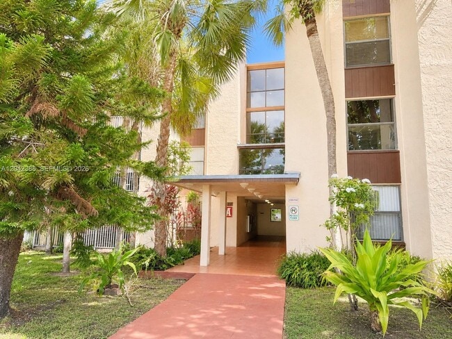 Building Photo - 14421 N Kendall Dr Unit 000