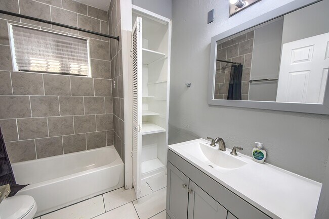 Photo - 427 E Southcross Blvd