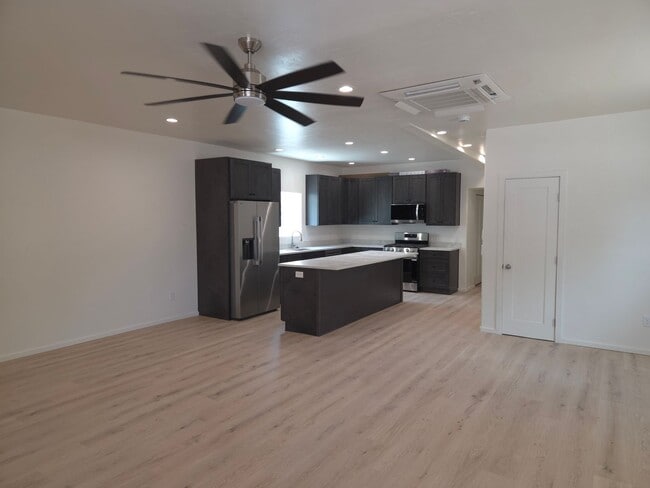 Building Photo - 1625 E 8th St Unit 1 Rental