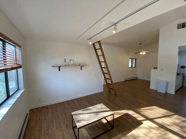 Photo - Pre-Lease: Updated 2 Bed 2 Bath Downtown C... Unit 9