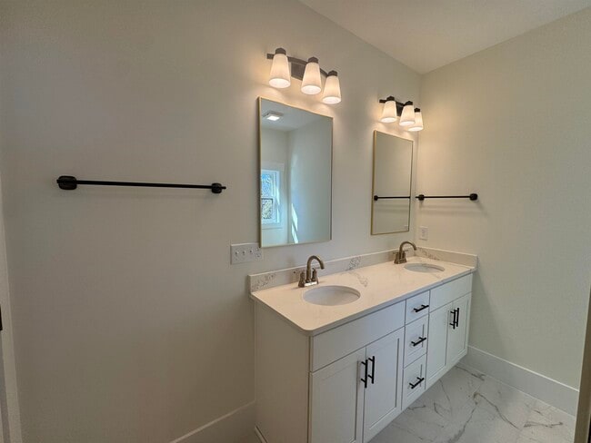 Photo - 614 Collins St