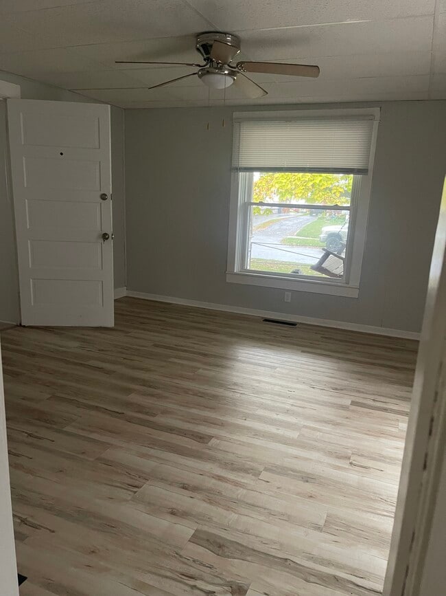 LIVNING ROOM - 838 N Elizabeth St Unit 838