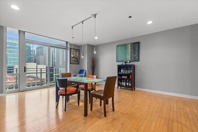 Photo - 737 W Washington Blvd Unit 1301