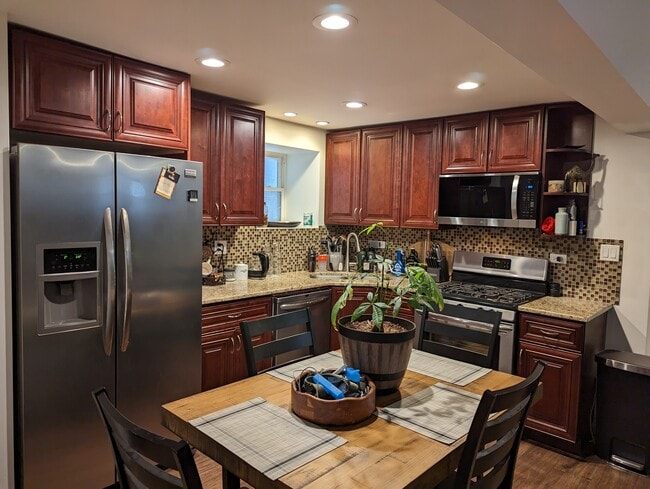 Building Photo - 3345 W Cullom Ave Unit G