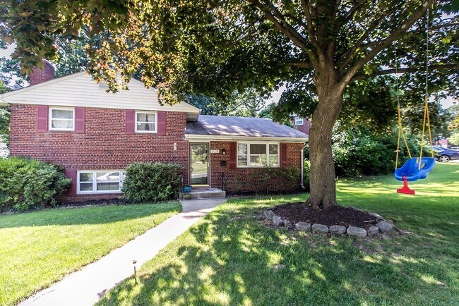 Building Photo - Spacious 3-BR 2-BA Split Level in Ideally Located Close in Rockville!!