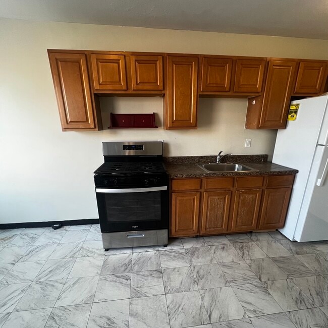 Building Photo - 366 Centre St Unit 5