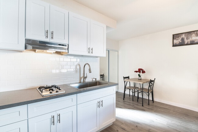 Photo - 2023 W 3rd St Unidad 200