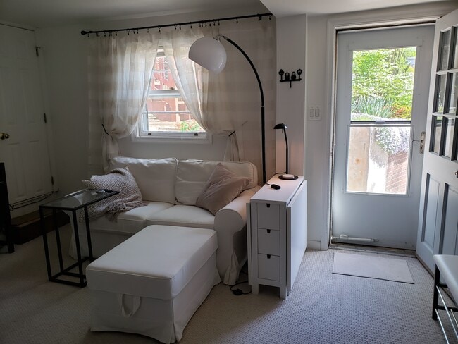 Building Photo - 4633 Clark Pl NW Unit DC NW Large Studio