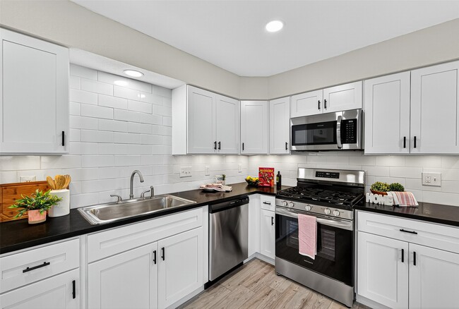 Building Photo - 13822 Northlake Dr