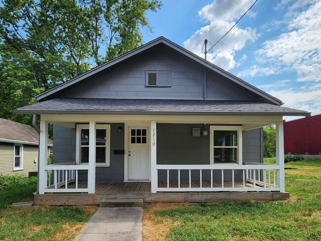 Building Photo - Spacious 3-Bedroom, 1-Bathroom Home AVAILA...