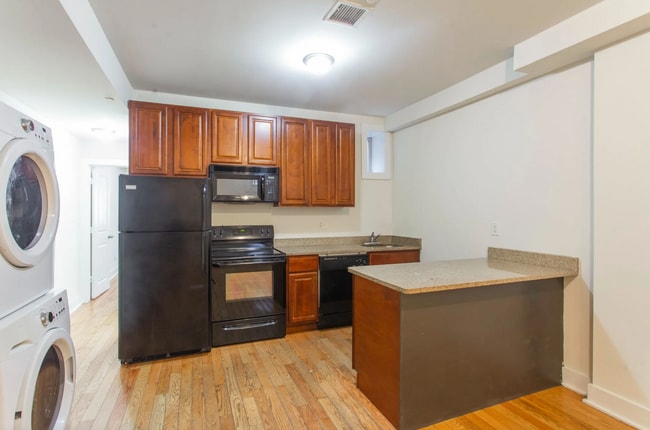 Building Photo - 1706 Fontain St Unit Student Only Rooms for Rent Rental