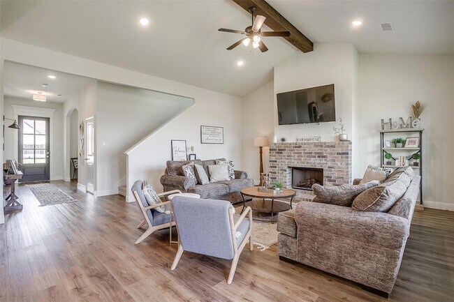 Photo - 524 W Thoroughbred