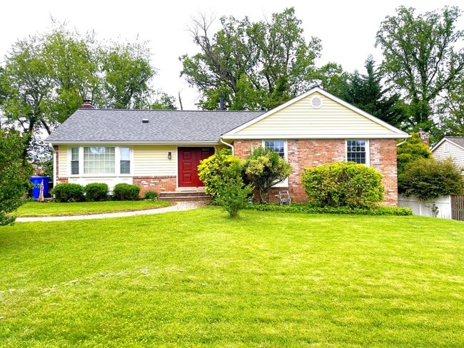 Building Photo - Beautiful 5 bedroom/2.5 bath with large yard