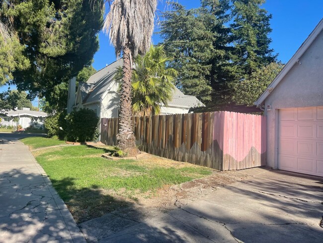 Photo - Cozy 2 bedroom bungalow home near UOP