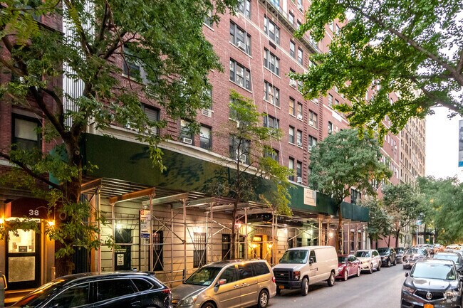 Photo - 16 E 98th St