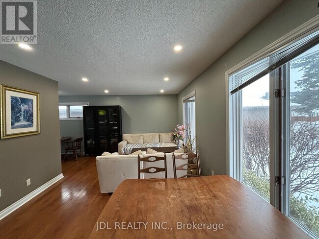 Photo - 110 Robinson St