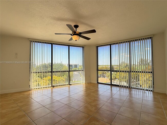 Photo - 13953 Kendale Lakes Cir Unidad 602B Rental