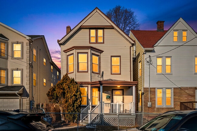 Building Photo - 73 N 14th St Unit 2