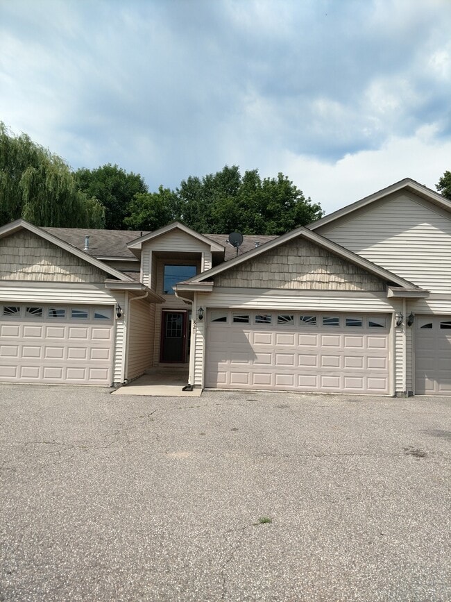 Photo - 821 Creekside Cir