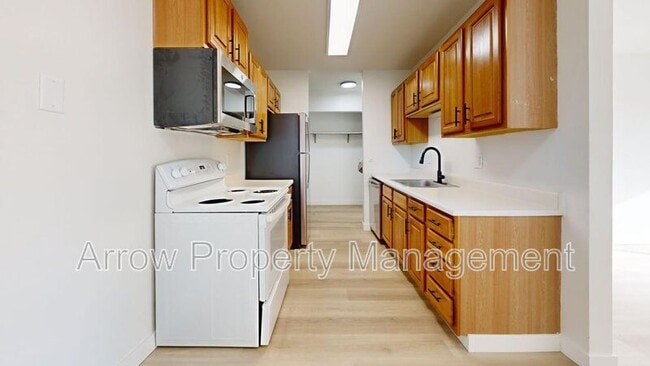 Building Photo - 215 E Arbor Ave