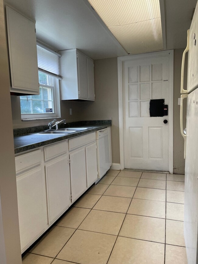 Photo - 11601 Valencia Dr Unit B