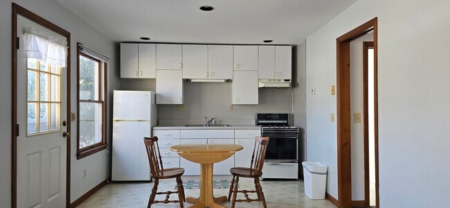 Kitchen - 100 Dogwood Ln Unit APT