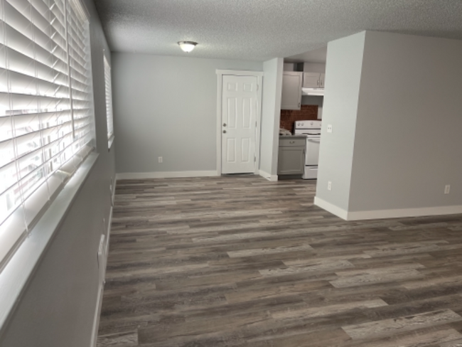 Building Photo - 307 W Reynolds Ave Rental