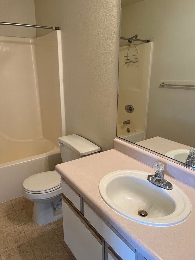 Building Photo - 1326 - HW Unit D
