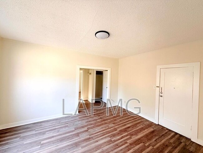 Photo - 1614 N Kenmore Ave