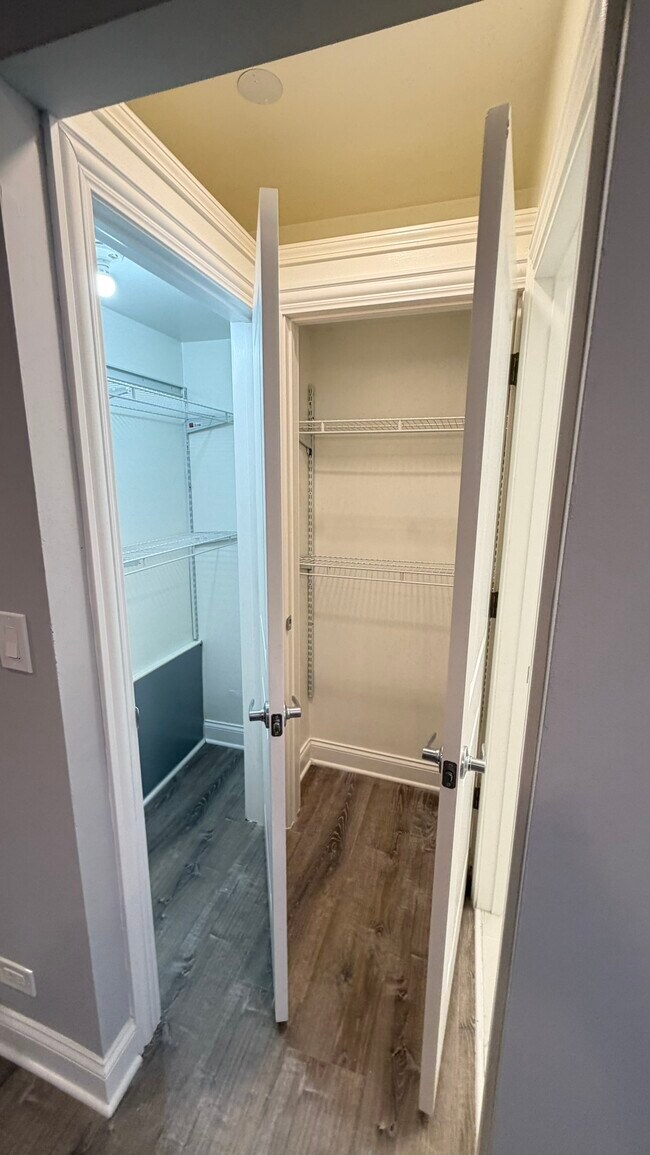 4031 Kenmore Studio - Now Available