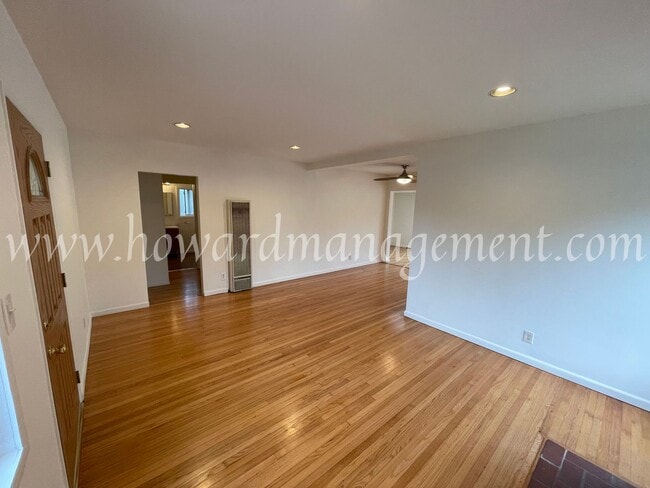 Photo - Beautiful Home On Corner Lot With Large Ba...