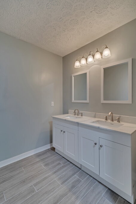 Photo - Nicely Renovated Ranch in Richmond Hill with Hard Surface Floors Throughout