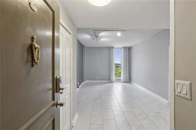 Building Photo - 3060 Pharr Ct S Northwest Unit 612